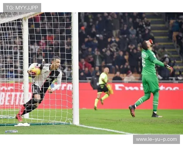 诺伊尔门将经验助力球队稳固防线，成就世界级守门员传奇